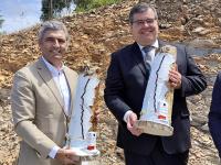 Nacional 2 já tem marco que assinala o ponto central da estrada que «rasga» o país (c/áudio)